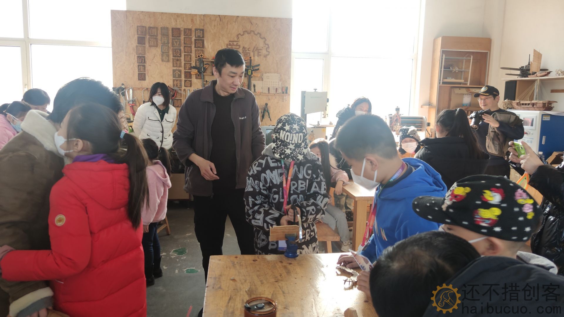 青版财经小记者走进爱智作匠创空间 学习卯榫结构 争做“小鲁班”