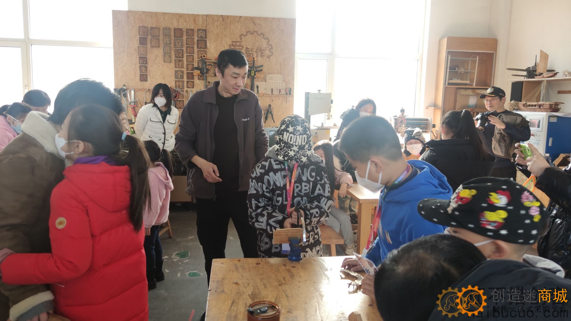 青版财经小记者走进爱智作匠创空间 学习卯榫结构 争做“小鲁班”