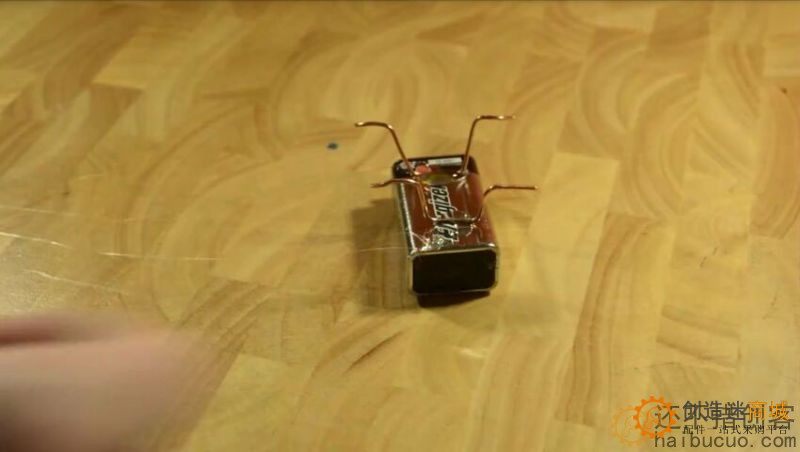 科技小制作：制作一个震动小蜘蛛，用9V电池、铜丝、130小马达