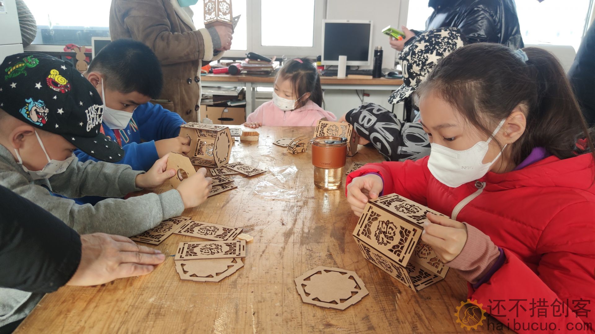 青版财经小记者走进爱智作匠创空间 学习卯榫结构 争做“小鲁班”