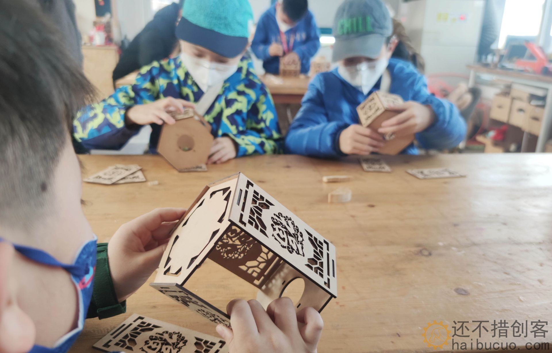 青版财经小记者走进爱智作匠创空间 学习卯榫结构 争做“小鲁班”