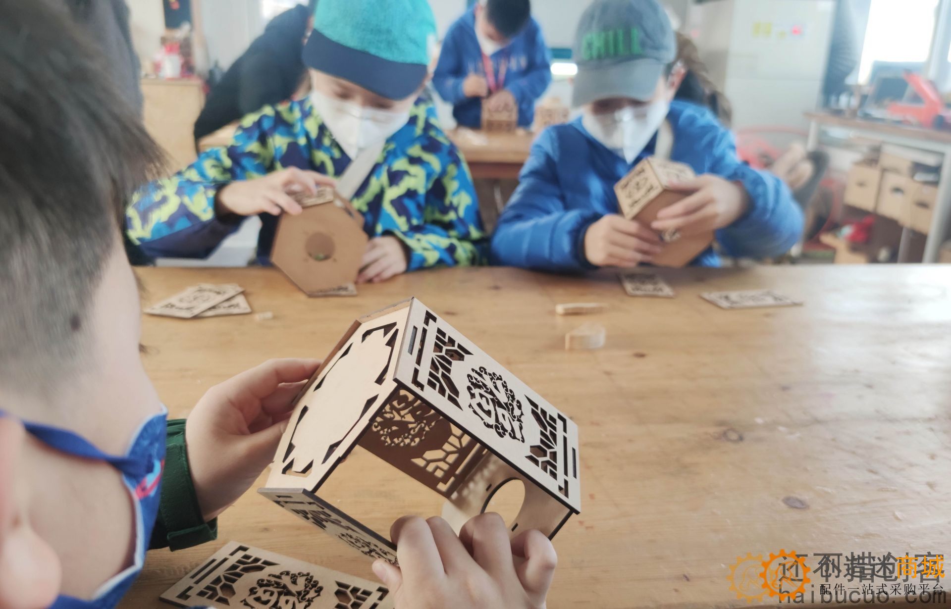 青版财经小记者走进爱智作匠创空间 学习卯榫结构 争做“小鲁班”