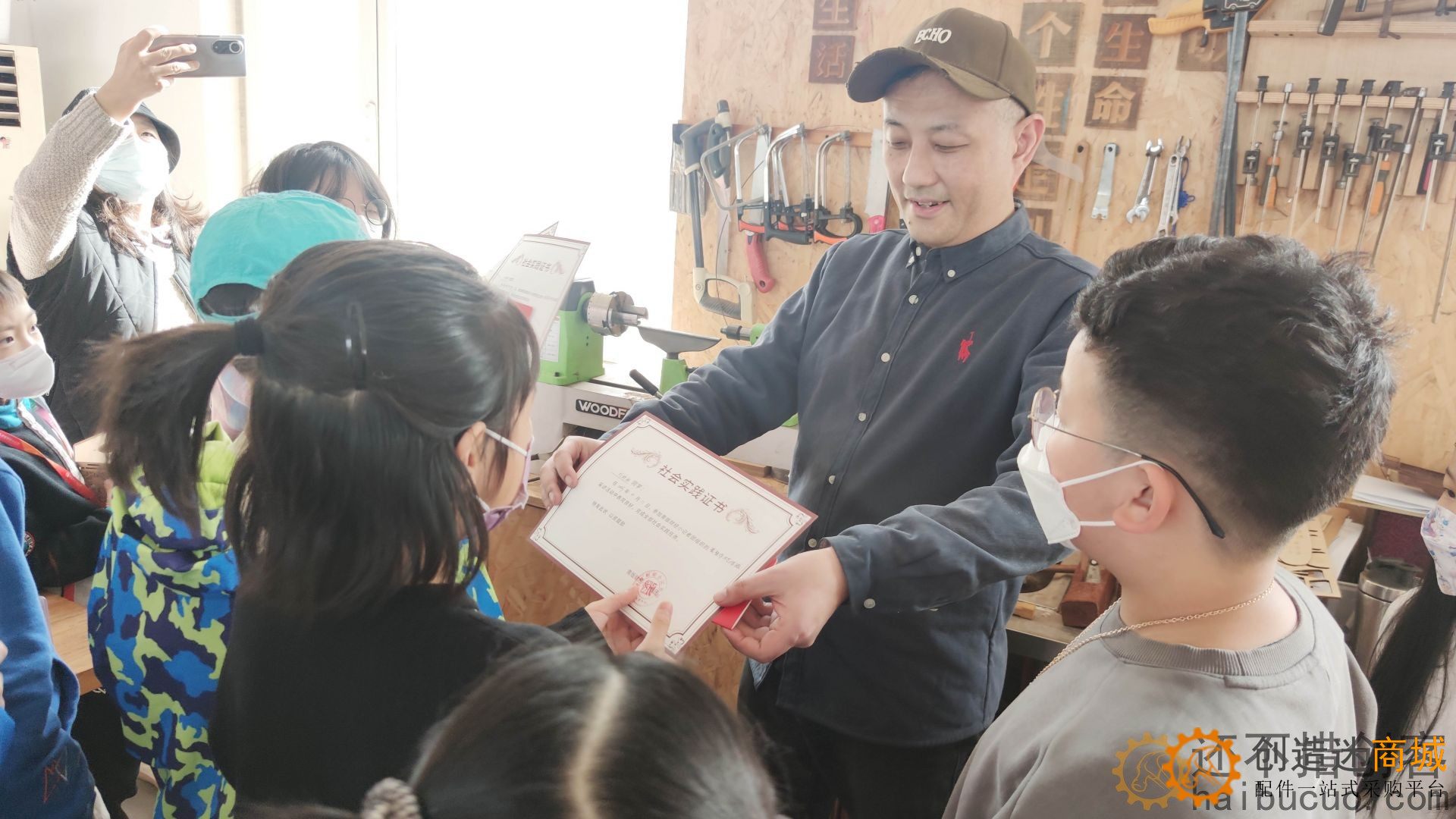 青版财经小记者走进爱智作匠创空间 学习卯榫结构 争做“小鲁班”