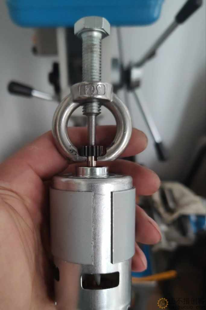 如何拆掉电机上的齿轮？