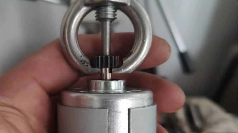 如何拆掉电机上的齿轮？