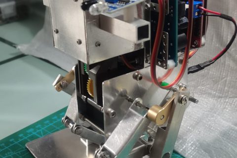 机身用1mm铝板制作，齿轮箱是田宫的，腿部用切比雪夫连杆结构设计，可以只用一个电机就能实现双足步行，换更高端主控板还可以实现机械臂抓取的可能，当然那样机身尺寸需要重新设计。遇障碍物会退回和跟随，由于重力原因，走路是左右摇晃前进。