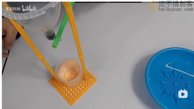 科学小实验：静电吸引水流