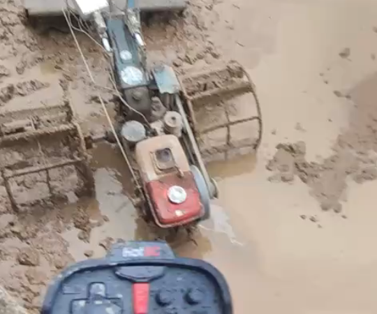 遥控拖拉机下地干活了，这个未来会不会遍地都是？