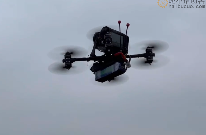 这四轴无人机，身轻如燕，灵活多变，厉害