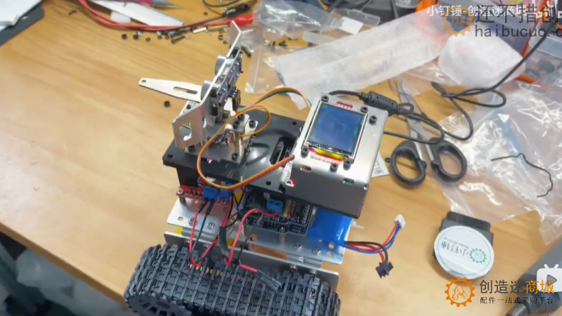 小钉锤arduino雷达坦克车