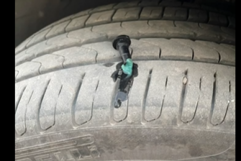 奔驰汽车通病，劣质玻璃水沉淀凝结堵塞玻璃水滤网，拧一个螺丝三个卡扣就可维修