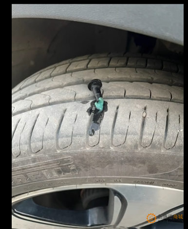 奔驰汽车通病，劣质玻璃水沉淀凝结堵塞玻璃水滤网，拧一个螺丝三个卡扣就可维修
