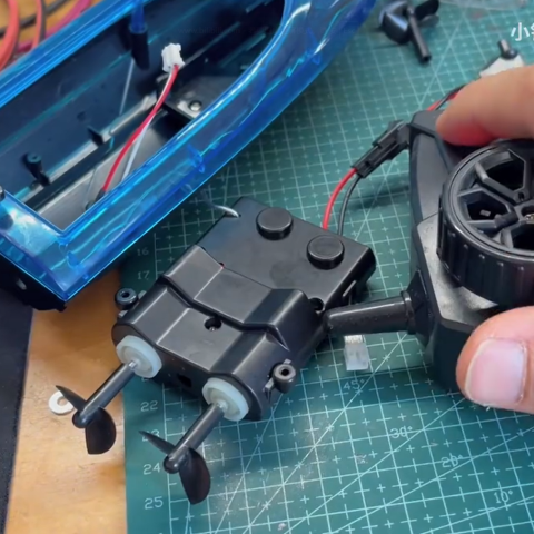 亲测：25厘米遥控船玩具可充电遥控距离50米船身带灯光 库存尾货