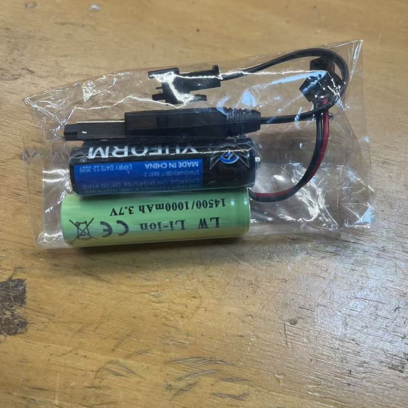 锂电池套装  3.7V 1000mAh+14500 1000mAh 带充电线 两个5号电池 全新